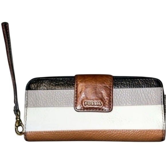 $15 (𝙇𝘼𝙎𝙏 𝘾𝙃𝘼𝙉𝘾𝙀)FOSSIL MULTI COLOR WALLET - Picture 1 of 4